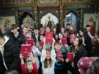Acțiuni caritabile la biserica voievodală din Tinăud – peste 12.500 euro pentru tratamentul unei fetițe bolnave și 100 de Biblii gratuite pentru copiii și tinerii din comunitate.