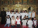 Copiii dăruiesc roadele Liturghiei la Bratca