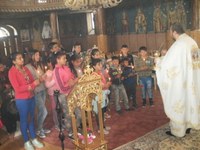 Copiii din parohia Subpiatră, vestitori ai Învierii Domnului