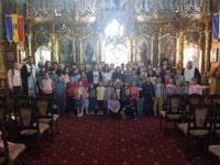 Copiii și tinerii în tinda bisericii