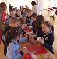 Elevi de la Liceul Ortodox din Oradea au confecționat podoabe de Crăciun la Muzeul Țării Crișurilor