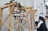 Episcopul Oradiei a sfințit clopotele bisericii  din cimitirul eparhial din Oșorhei