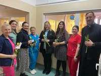 Flori, zâmbete și bucurie pentru proaspetele mămici