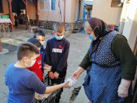 Poftiți de gustați și un om ajutați!