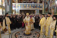 Prima Liturghie arhierească în biserica nouă a Mănăstirii Izbuc după finalizarea lucrărilor de pictură