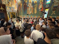 Rugăciune și cântare la Izbuc – Tronos Junior, glasuri tinere în slujba lui Hristos