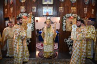 Slujire festivă la biserica Sfinților Trei Ierarhi din Oradea. Trei Sfinți Ierarhi, o singură Lumină: Marele Arhiereu Iisus Hristos