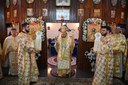 Slujire festivă la biserica Sfinților Trei Ierarhi din Oradea. Trei Sfinți Ierarhi, o singură Lumină: Marele Arhiereu Iisus Hristos